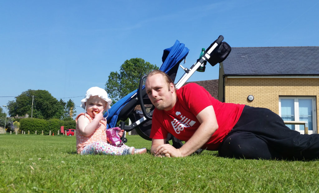 Dan and Annabel have a picnic in the park.