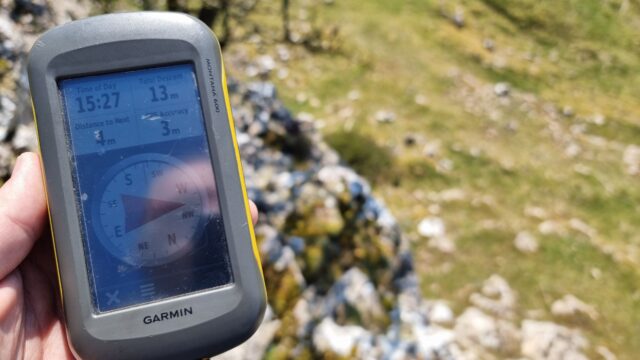 A GPSr reads 4 metres to the destination, but points towards a cliff edge.