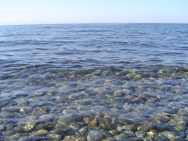 Clear water over a pebblebed.