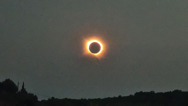 The sun completely occluded by the moon.