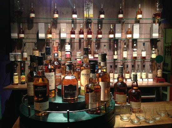 Full image of The Glenkinchie Distillery bar.