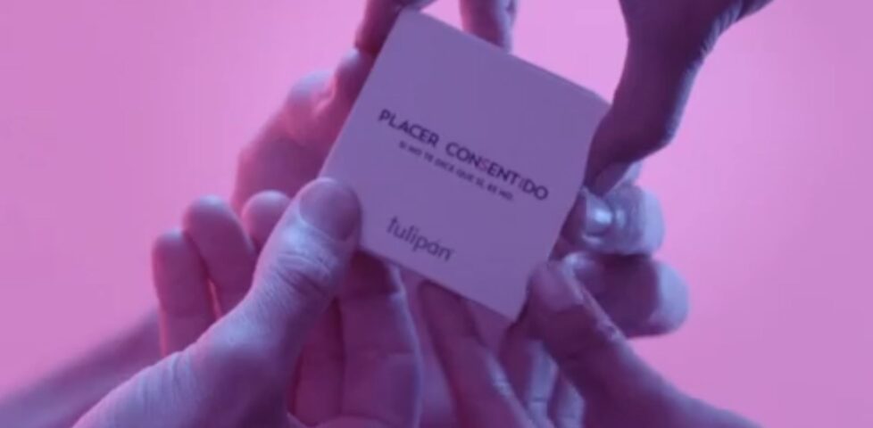 Four hands opening a Placer Consentido packet