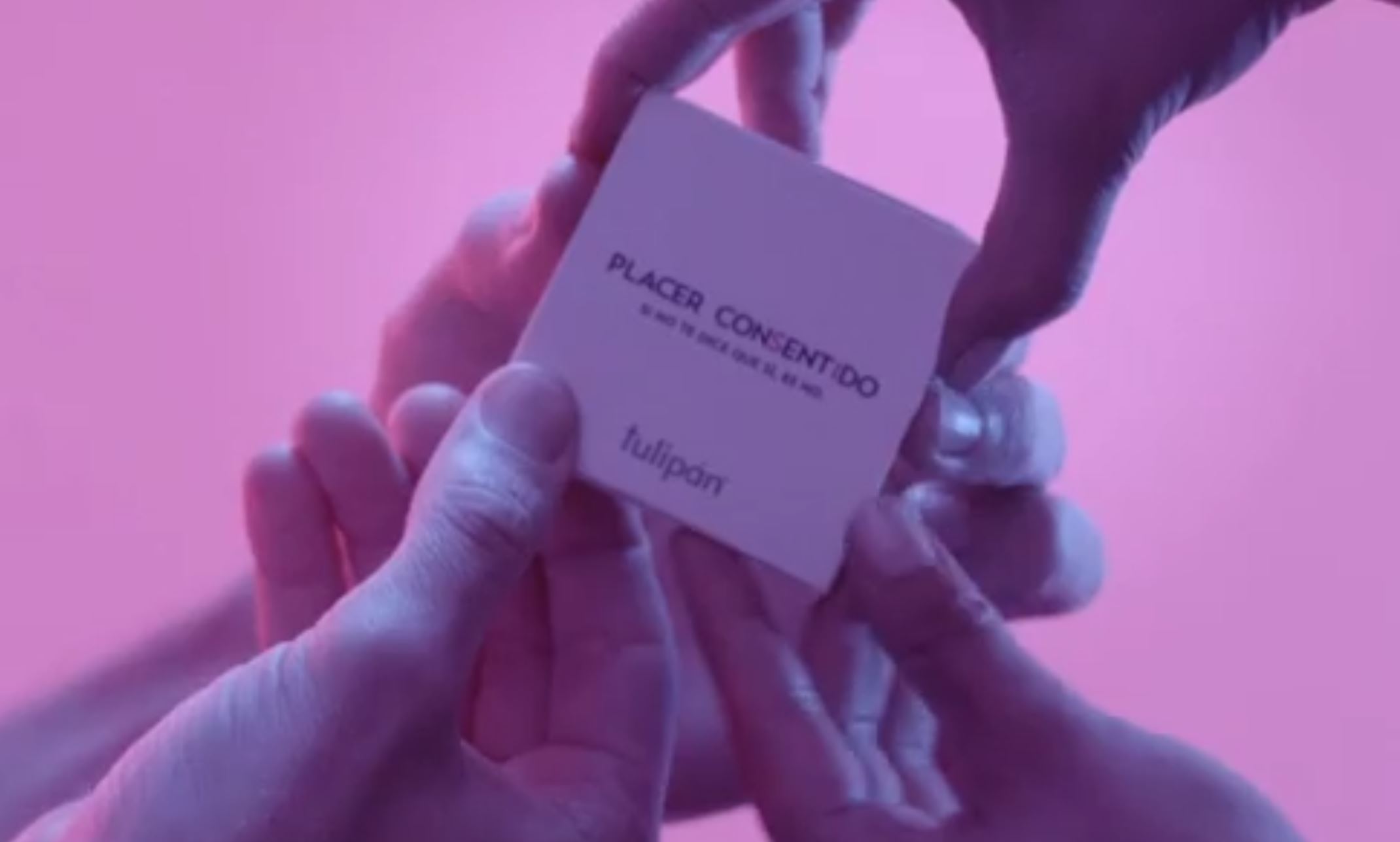 Full image of Four hands opening a Placer Consentido packet