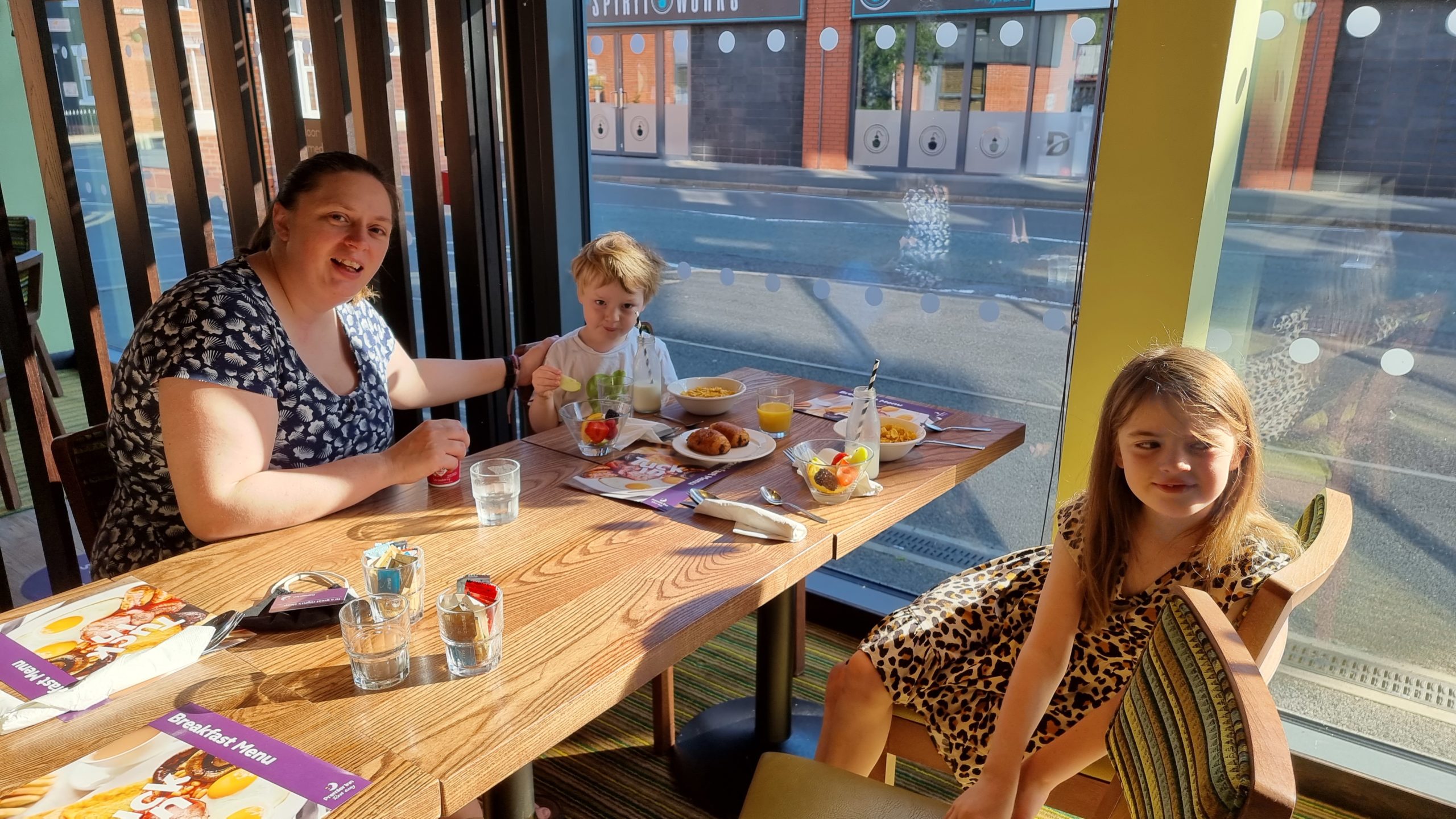 Full image of Ruth and the kids eat breakfast