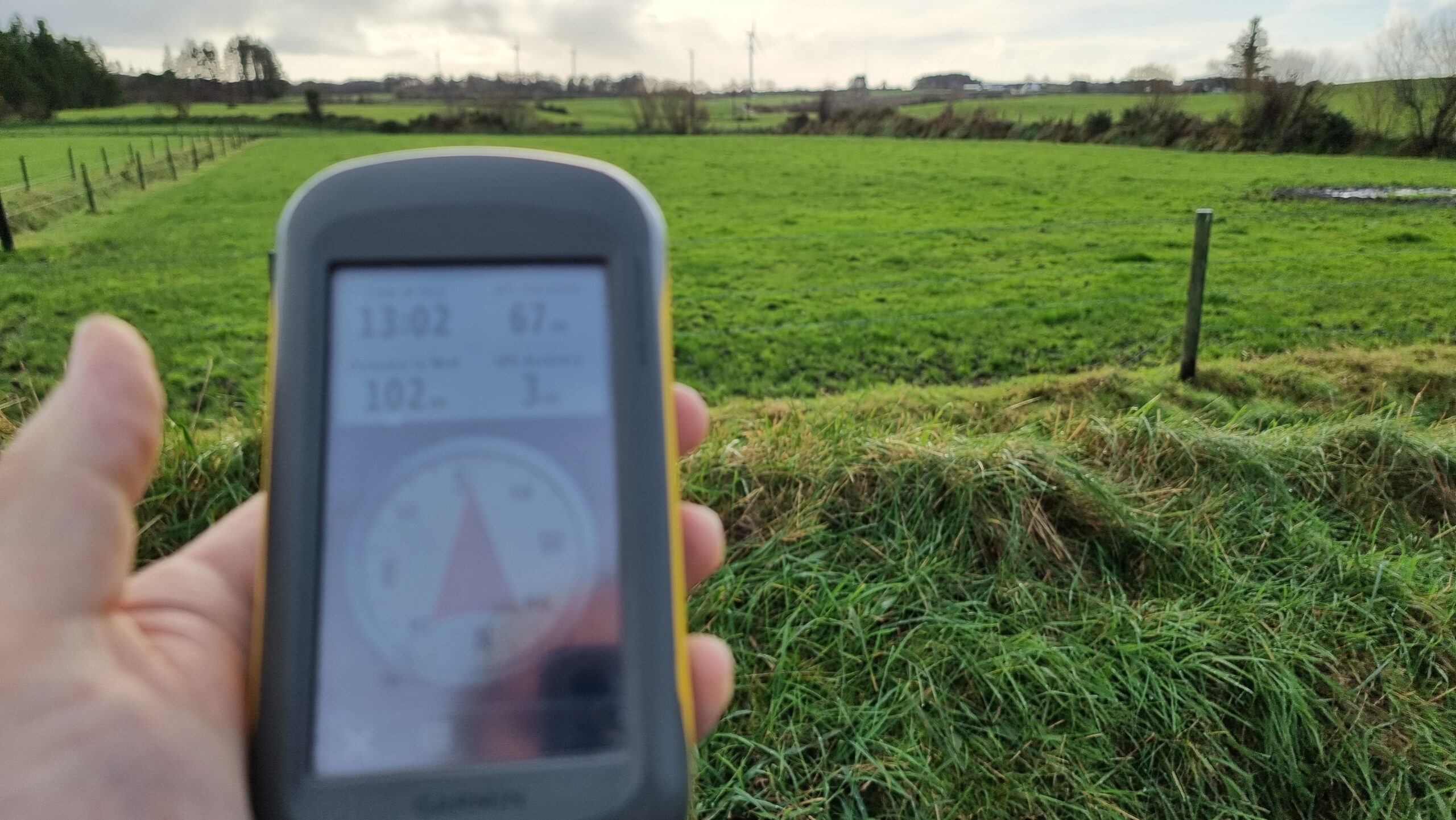 Full image of GPSr showing 102m to a destination inside a green pasture.