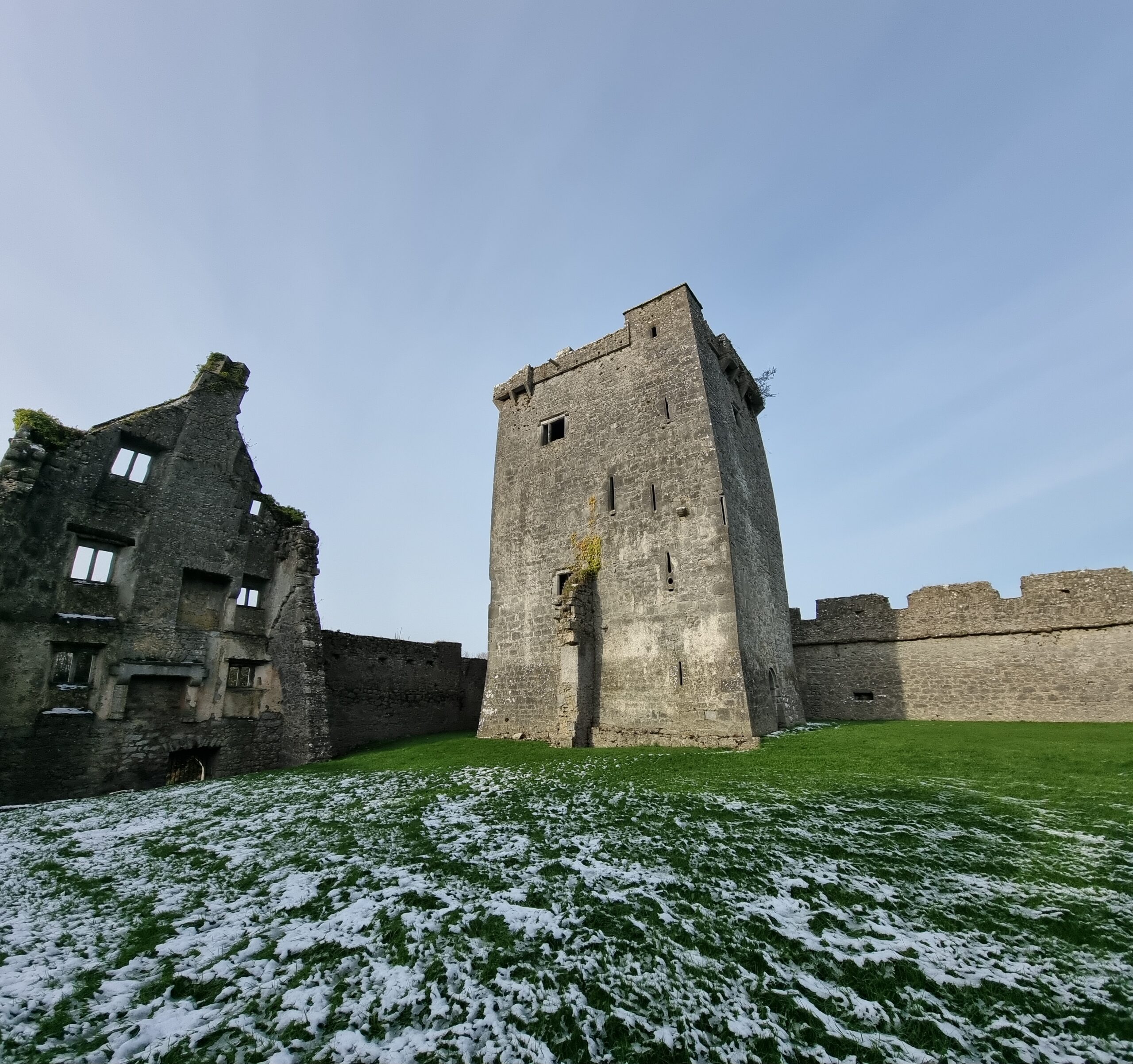 Full image of Pellas Castle.