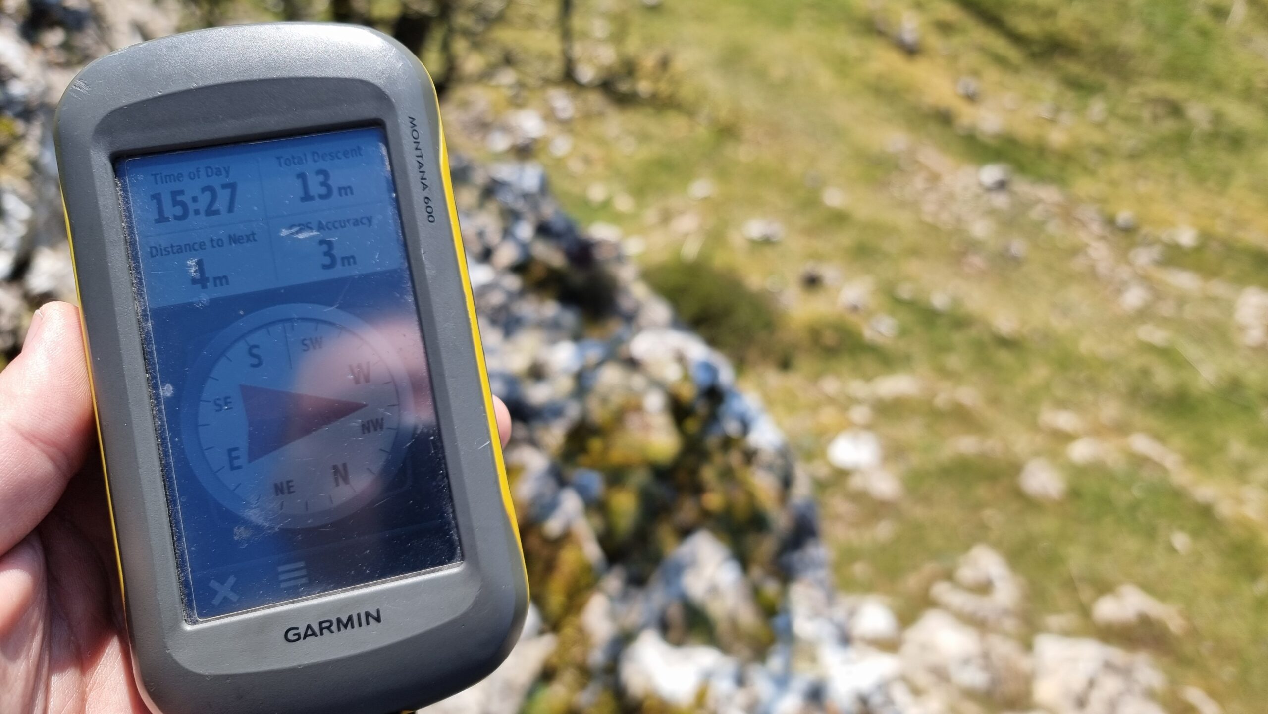 Full image of A GPSr reads 4 metres to the destination, but points towards a cliff edge.
