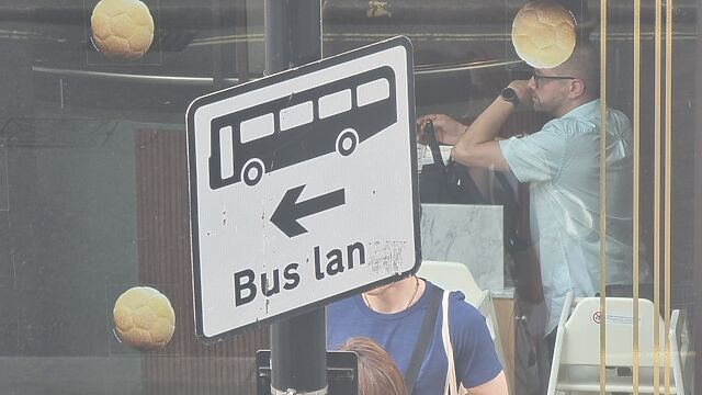 A bus lane sign with the 'e' missing, so it says "bus lan".