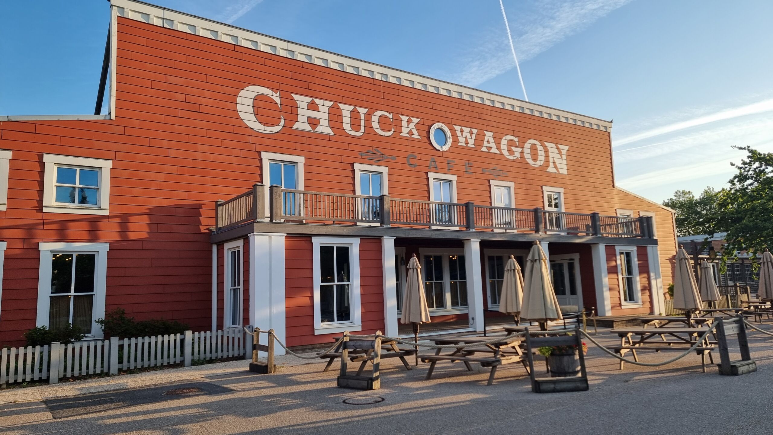 Full image of Faux Old-West building painted with lettering identifying it as the Chuck Wagon Cafe.