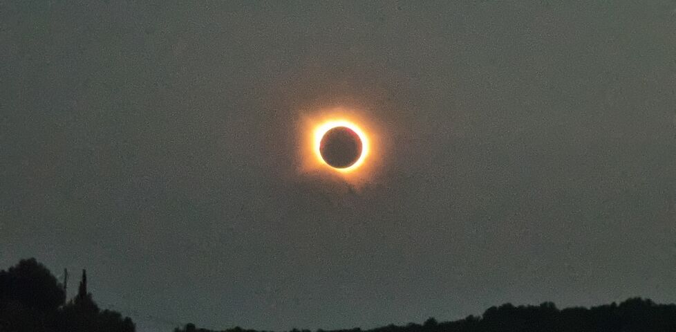 The sun completely occluded by the moon.