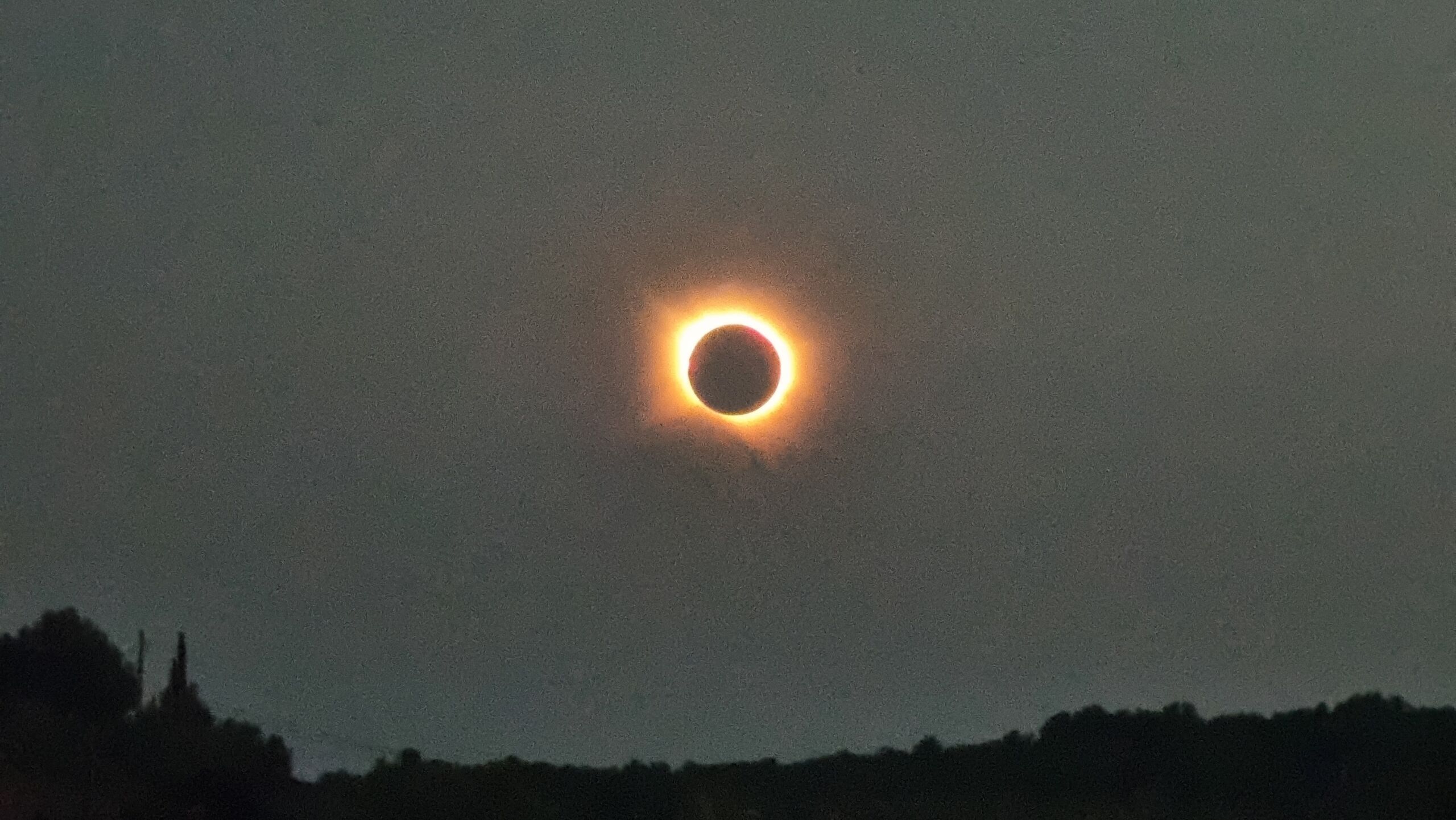 Full image of The sun completely occluded by the moon.